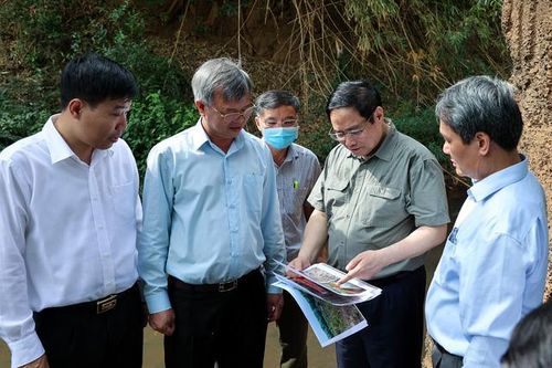Chùm ảnh: Thủ tướng khảo sát thực địa quy hoạch tuyến giao thông trọng điểm kết nối Bình Phước với Đông Nam Bộ