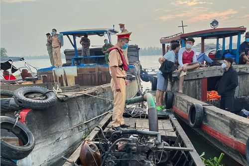 Nhóm 'cát tặc' đánh chìm ghe, nhảy sông Đồng Nai bị CSGT bắt giữ