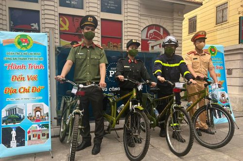 Công an Thủ đô đạp xe thăm quan 'địa chỉ đỏ' giáo dục lòng yêu nước
