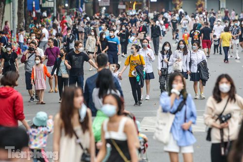 Phố đi bộ Hồ Gươm đông đúc ngày cuối tuần đầu tiên mở cửa