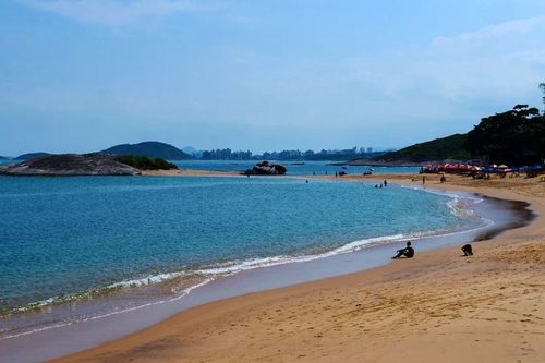 Kỳ lạ bãi biển cát đen kịt, chứa đầy phóng xạ vẫn hút khách ở Brazil