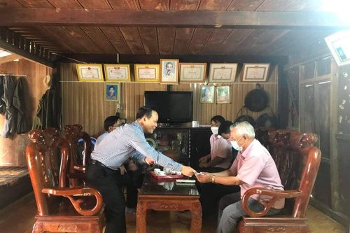 Cụ ông ở Thừa Thiên-Huế hiến hơn 400m2 đất làm đường cho bà con