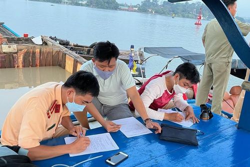 Bắt nhóm 'cát tặc' đánh chìm ghe, nhảy sông tẩu thoát