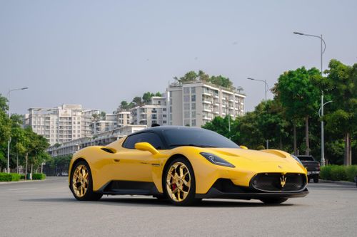 Cận cảnh Maserati MC20 mạ vàng độc nhất Việt Nam