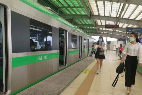 Mỗi ngày, hơn 10 nghìn hành khách đi đường sắt Cát Linh-Hà Đông