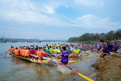 Thu hồi Giải Phong cách đội ghe tung mái chèo đánh văng các tay bơi đội bạn xuống sông