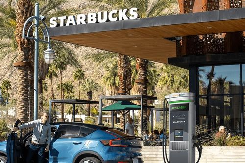 Volvo và Starbucks hợp tác lắp đặt trạm sạc xe điện