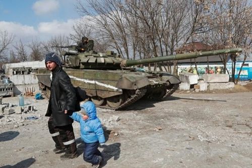 Hơn 130.000 dân kẹt ở thành phố Mariupol bị bao vây, Nga, Ukraine mở hành lang nhân đạo