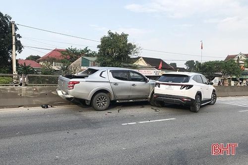 Xe bán tải và ô tô 7 chỗ 'chẹt' nhau trên quốc lộ 1 đoạn Cẩm Xuyên