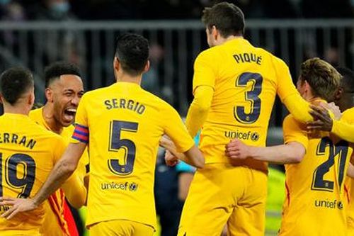 Busquets thách thức chức vô địch sau khi Barcelona đè bẹp Real