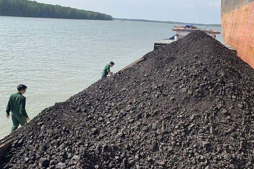 Phát hiện, tạm giữ tàu nước ngoài chở 900 tấn than không rõ xuất xứ