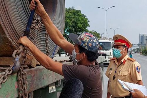 Ngăn tai nạn từ 'hung thần' chở… sắt cuộn