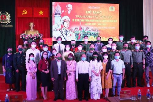 Bế mạc Trại sáng tác văn học về 'Hình tượng người chiến sĩ Cảnh sát nhân dân'