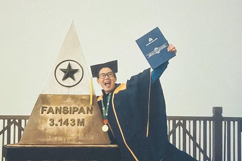 Nam sinh chụp ảnh kỷ yếu trên đỉnh Fansipan