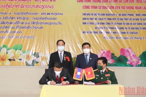 Việt Nam bàn giao Trường Quân sự tỉnh Xaysomboun tặng Lào