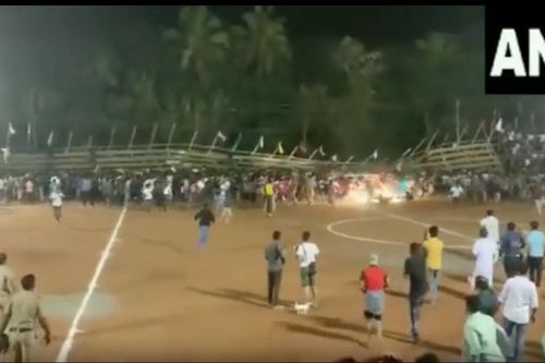 Khán đài dựng bằng tre đổ sập, hàng trăm người bị thương