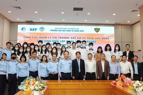 Tổng cục Quản lý thị trường trao học bổng cho sinh viên Trường Đại học Kinh tế quốc dân