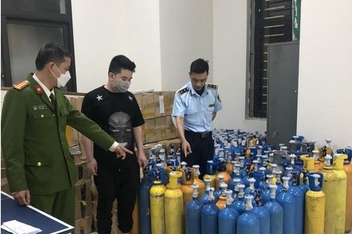 Phát hiện điểm tập kết 163 bình khí cười tại quận Cầu Giấy