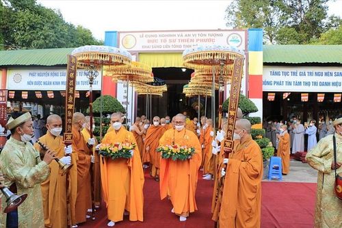 Lần đầu tiên dựng thành công tôn tượng Tôn sư Thiện Phước bằng chất liệu đồng tím