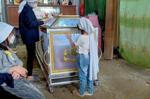 Người phụ nữ tử vong nghi do dùng điện thoại đang sạc pin