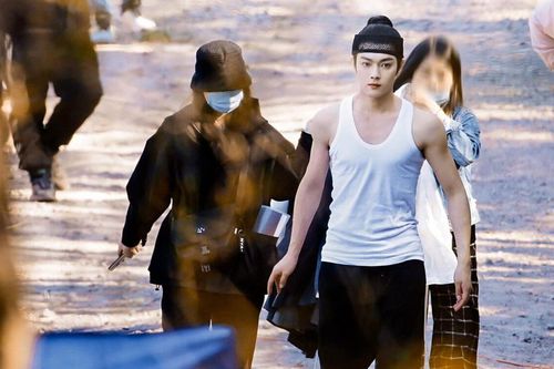 Hứa Khải sao 'hư' thế này: Lộ cơ bắp căng tràn còn 'banh áo' khoe ngực ở hậu trường phim Thượng Thực