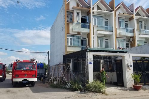 Nhà cháy sau tiếng nổ rơi cửa kính, người đàn ông bị thương chạy ra ngoài