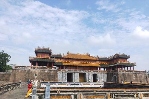 Đến Huế, khẽ chạm vào bình yên