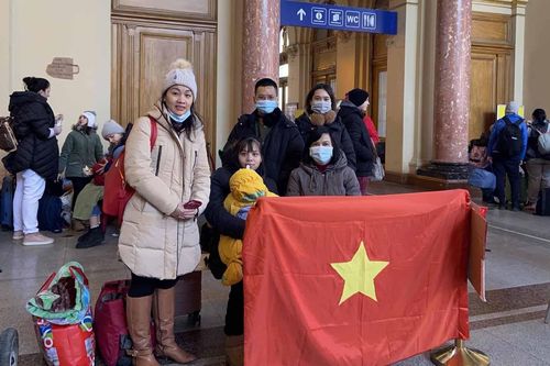 Những nghĩa cử cao đẹp của cộng đồng người Việt tại Hungary dành cho kiều bào sơ tán từ Ukraine