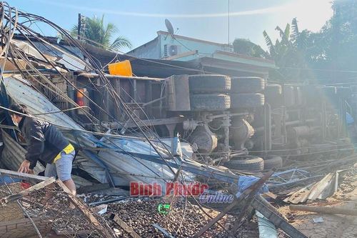 Tuột dốc, ô tô hàng chục tấn lật vào quán ăn, 8 người bị nạn