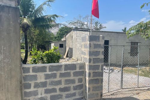 Công trình 'mọc' giữa tim đường cao tốc Bắc - Nam