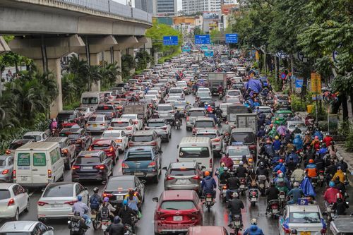 Đường phố Hà Nội ùn tắc nhiều giờ sau cơn mưa lớn