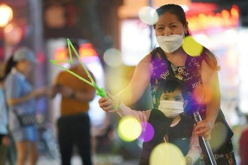 Phố đi bộ hồ Gươm đón hơn 40.000 lượt khách tuần đầu mở lại