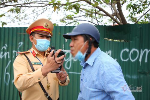 Uống lon bia giải khát, bị CSGT tuýt còi người đàn ông đổ tại 'Hà Nội mưa'