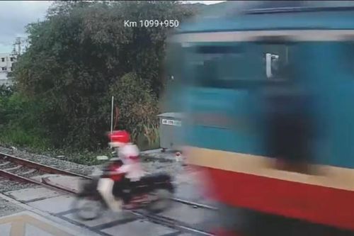 Cố vượt đường sắt khi tàu hỏa lao đến, nam thanh niên bị tông tử vong