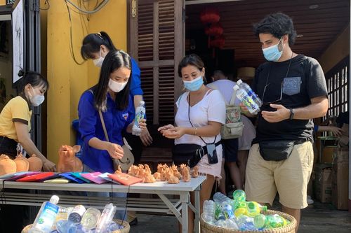Hội An: Người dân, du khách đổi rác thải nhựa lấy đồ mỹ nghệ