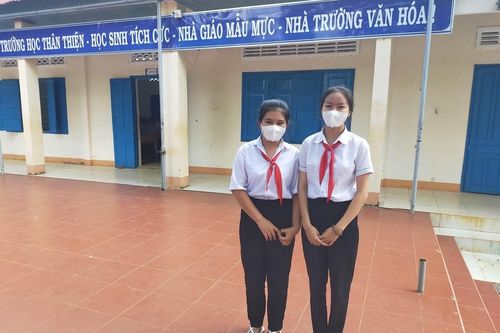 Hai nữ sinh nhặt được của rơi tìm người trả lại