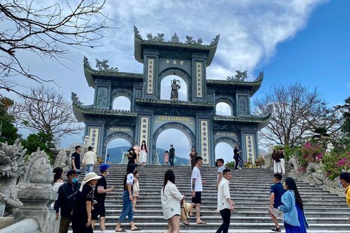 Chùa Linh Ứng Đà Nẵng nhộn nhịp đón khách du lịch
