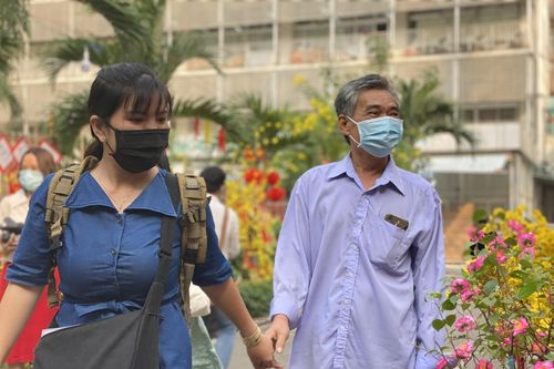 Tại sao TP.HCM chưa cho F0 không triệu chứng đi làm như Long An, Cà Mau?