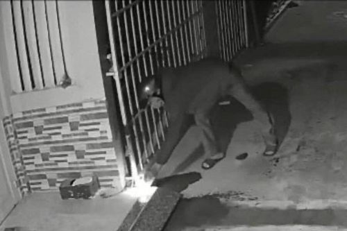 Truy tìm 9X đốt nhà người yêu lúc nửa đêm vì bị ngăn cản chuyện tình cảm