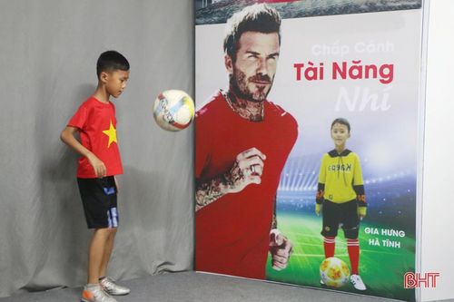 Cậu bé Hà Tĩnh tâng bóng hơn 2.800 lần khiến David Beckham kinh ngạc