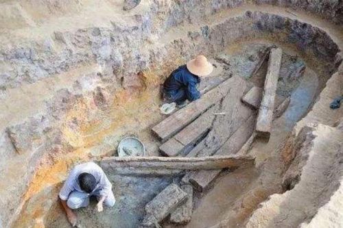Nông dân đào được thứ gỉ sét ngoài ruộng, chuyên gia: Cả Trung Quốc không cái nào như vậy