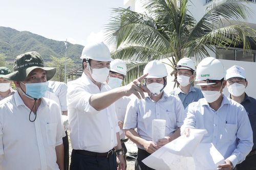 Ông Nguyễn Khắc Toàn kiểm tra hệ thống thoát lũ trên các tuyến sông địa bàn TP. Nha Trang