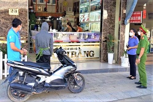 Vụ thanh niên cướp tiệm vàng về đưa mẹ 500k, cho người yêu 2 triệu đồng: Lời khai bất ngờ