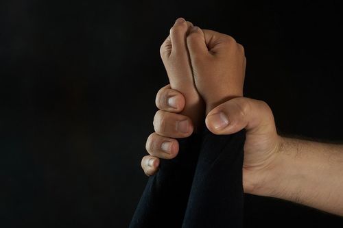 Hình phạt nào cho người phụ nữ bạo hành con gái ở TP.HCM?