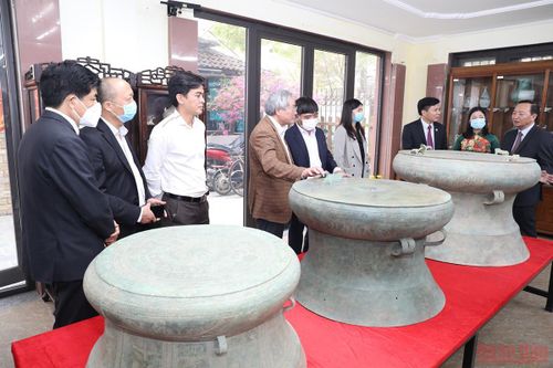 Trưng bày nhiều cổ vật quý hiếm có giá trị lịch sử, văn hóa đặc sắc ở Ninh Bình
