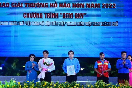 Thành đoàn Thành phố Hồ Chí Minh trao giải thưởng Hồ Hảo Hớn năm 2021 cho 9 tập thể