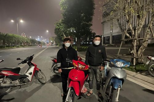Sau trận bóng đá, phát hiện 3 thanh thiếu niên có hành vi đua xe