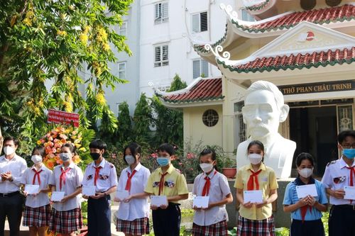 Trao học bổng Phan Châu Trinh cho học sinh học giỏi có hoàn cảnh đặc biệt