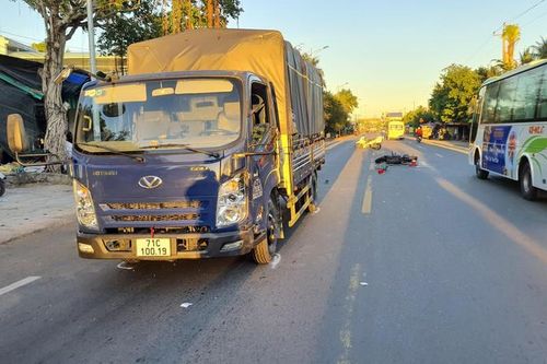 Xe máy điện va chạm xe tải trên Quốc lộ 50, một người đàn ông tử vong
