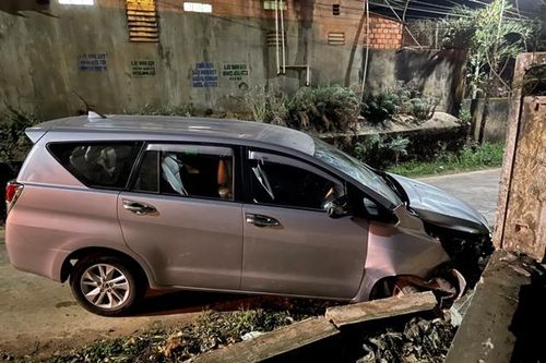 Điều khiển ô tô tông trực diện vào đối phương để giải cứu... bạn bị đánh